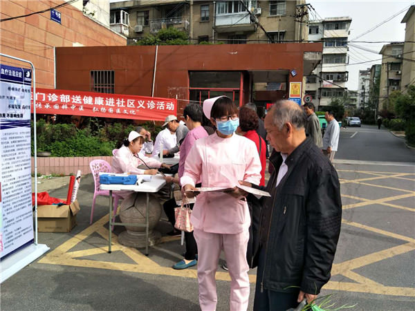 白云社區(qū)計(jì)生協(xié)、滁州市安居養(yǎng)老中心以及滁州市廣慈中醫(yī)門診部聯(lián)合開展免費(fèi)健康義診進(jìn)社區(qū)活動(dòng)。